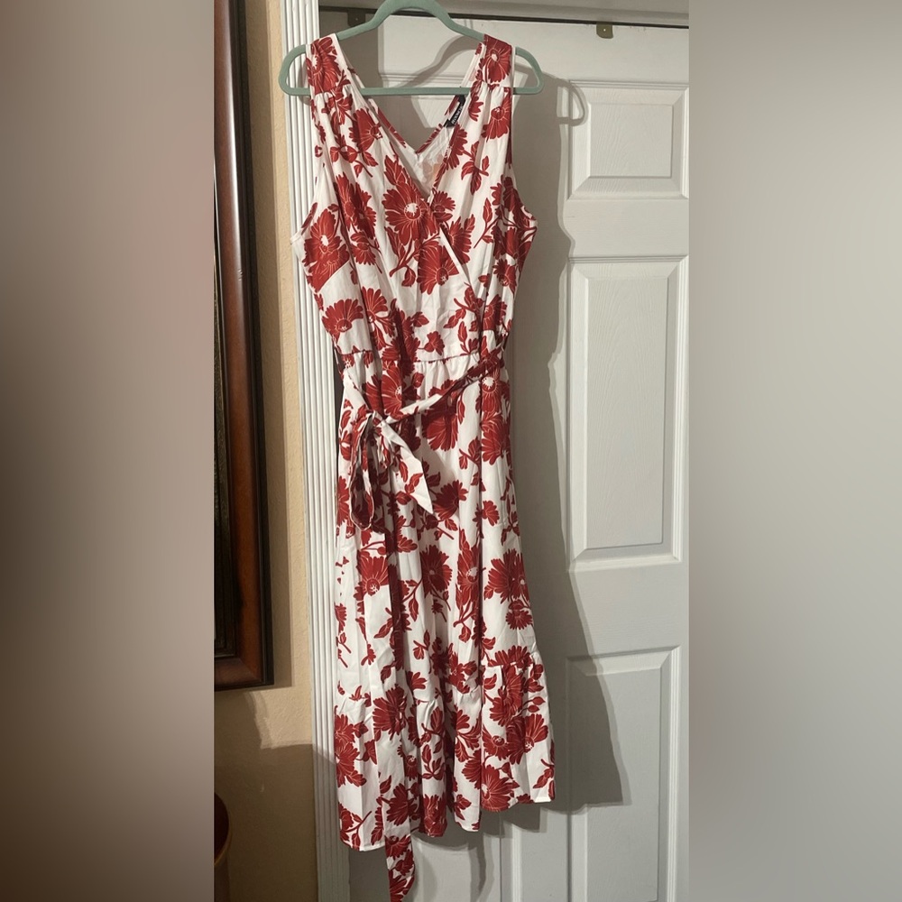 NWT Bloomchic Floral Wrap Dress in Red and White Midi Dress size 3X 22/24 🌺 - Picture 2 of 5